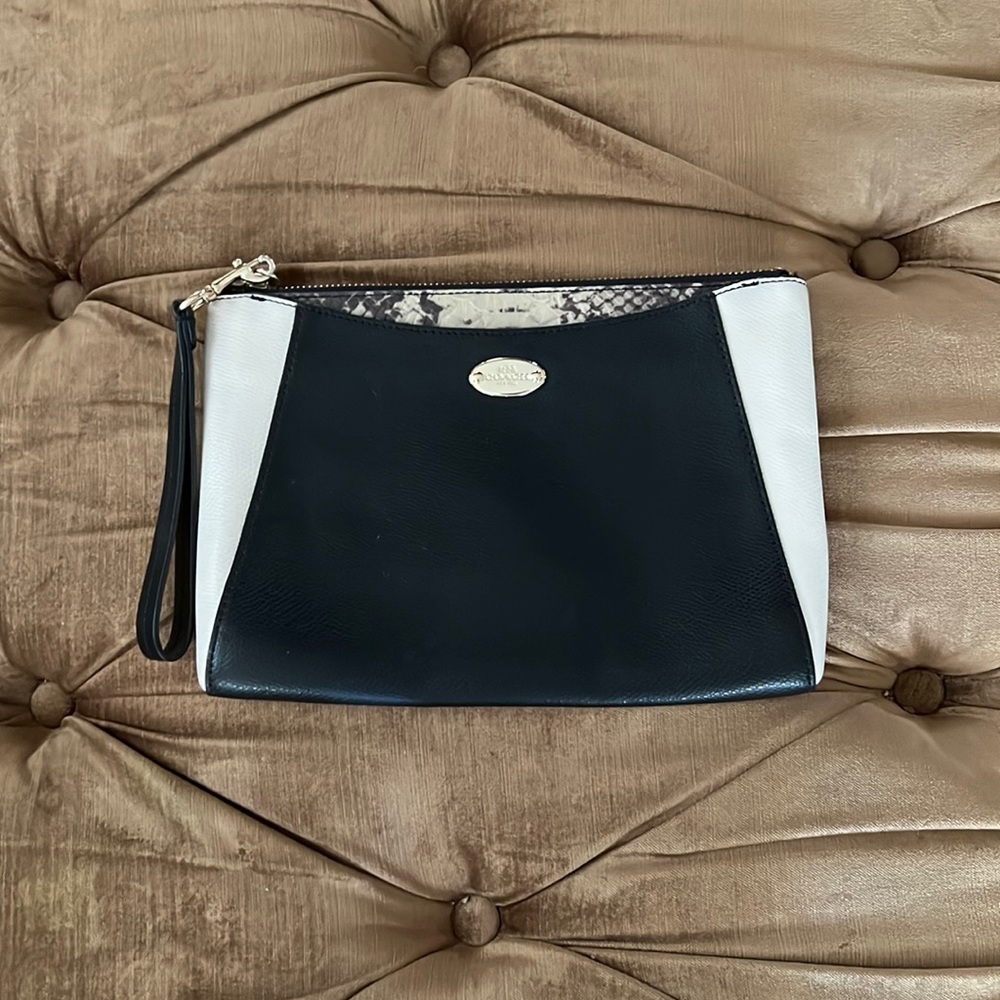 A coach small bag/hand bag for all your needs!